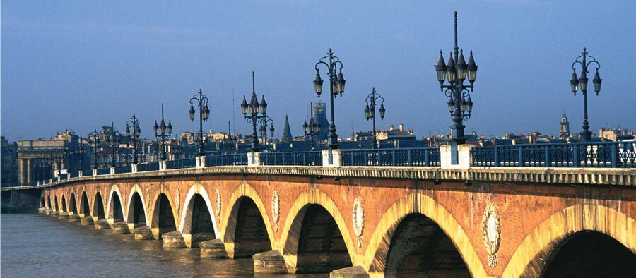La Garonne et le pont de pierre à Bordeaux