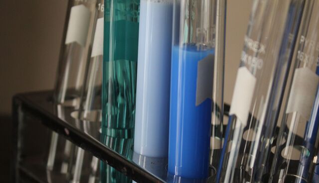 Éprouvettes et verre de laboratoire sur une paillasse